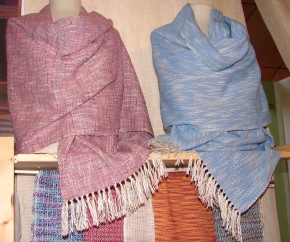 Chales de aldogón, lino y lana. Medidas: 65x200cm.